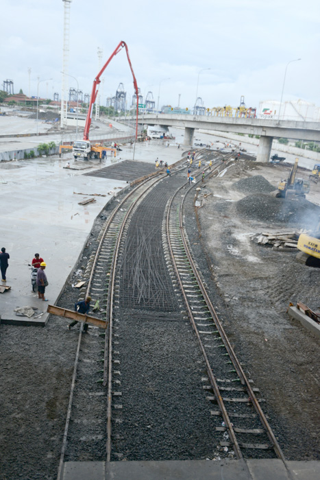 港湾鉄道、来月から運行　タンジュンプリオク港