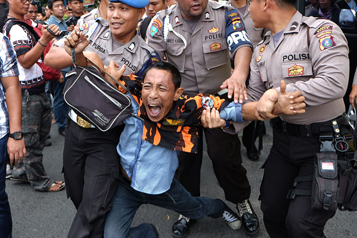 メダン自警団　　　衝突で暴徒化