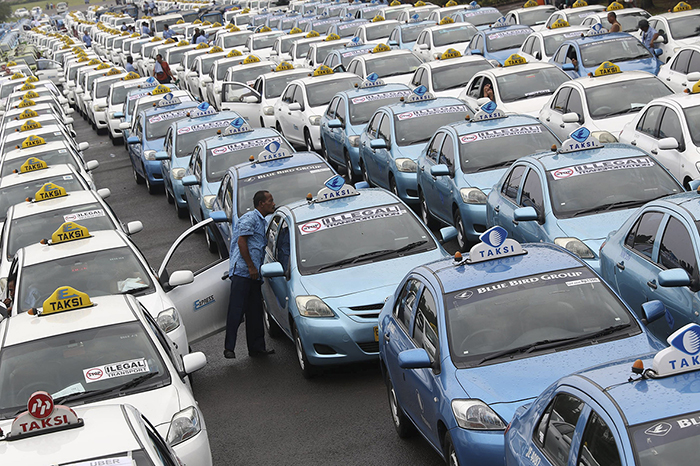 配車アプリに抗議　タクシー運転手３０００人　「違法営業を禁止せよ」