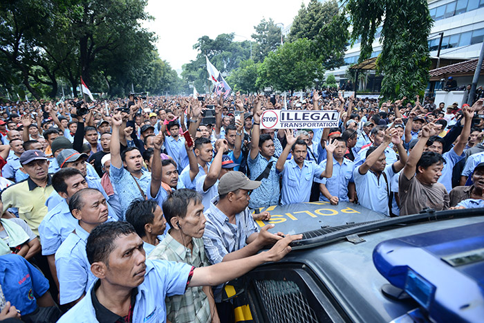 タクシー　ｖｓ　配車アプリ　５０００人デモで都心閑散　政府　　運営整備で対立緩和