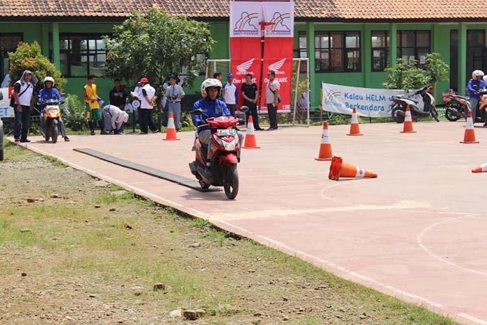 高校生運転講習　バイクを安全に　カラワン・ミトラの会