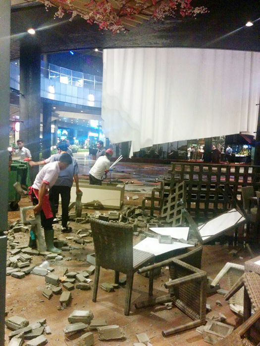 イオンで１４人けが　豪雨でガラス割れる