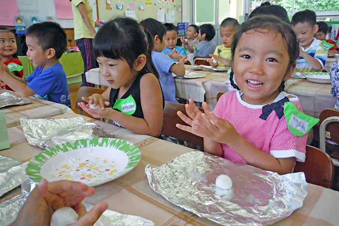 かしわもち作る　ＪＪＳ幼稚部で集い