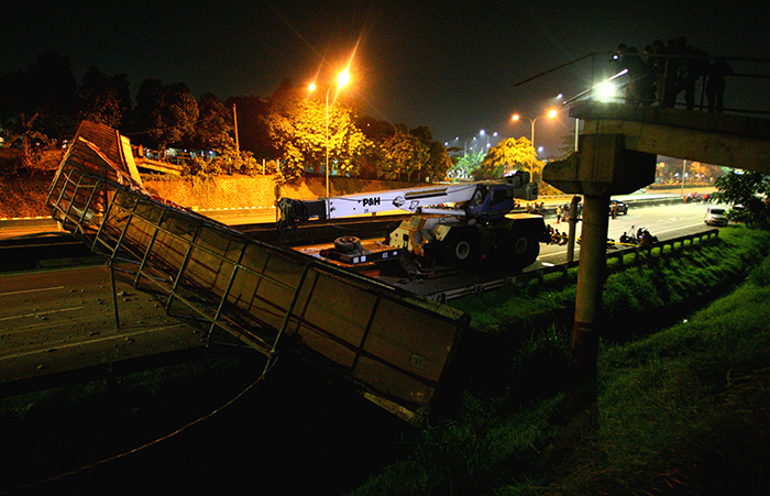 高速道の歩道橋崩落
