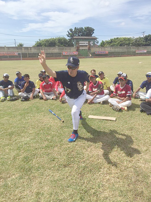 名球会が野球教室　バリで山崎・山田両氏