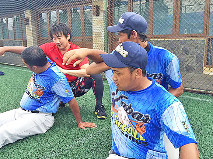 「Ｄｒ．ストレッチ」来イ　バンドンで野球キャラバン