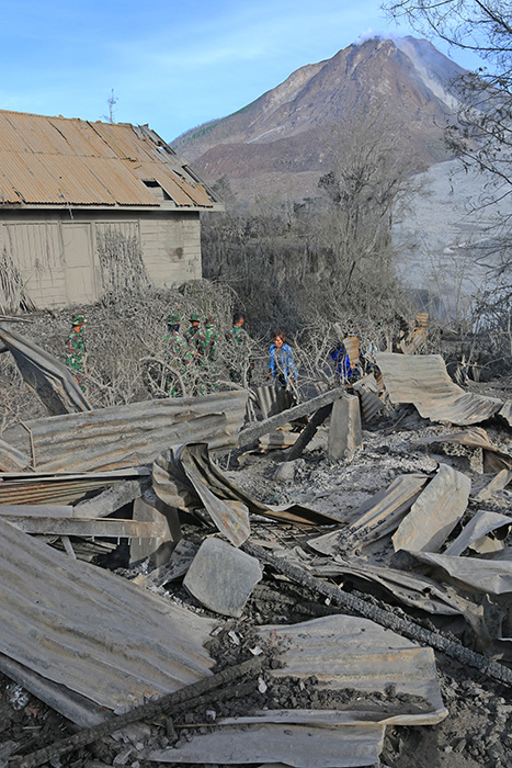 火砕流で７人死亡　火口４キロで農作業　シナブン山