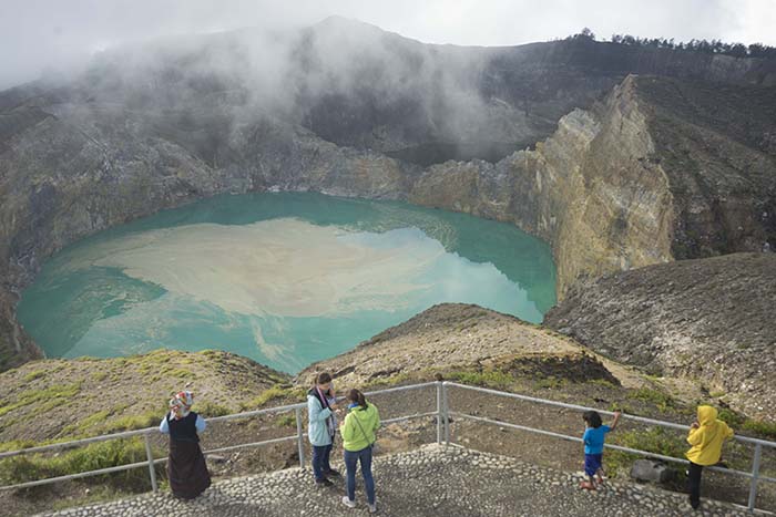 【じゃらん　じゃらん】魂の帰る場所　クリムトゥ山の３色湖　東ヌサトゥンガラ州フローレス島