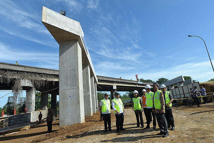 スカブミ高速道　建設加速　「２０１８年開通を」　大統領