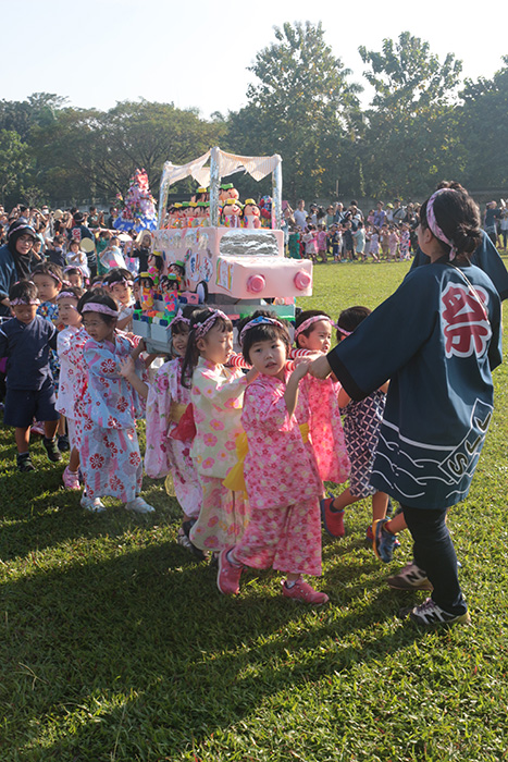 親子で盆踊り　ＪＪＳ幼稚部　日本の夏祭り