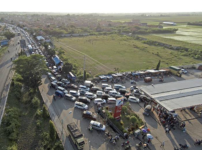 あすレバラン　２６００万人が帰省　横断道東端で大渋滞