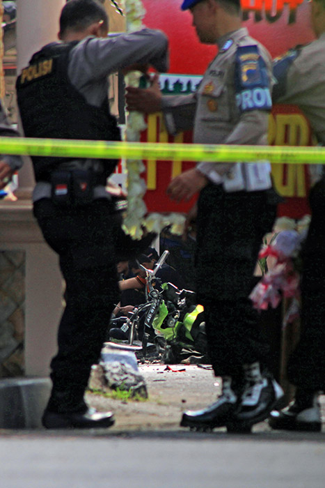 ソロで自爆テロ　警察官１人負傷　サリナ事件手配の男？