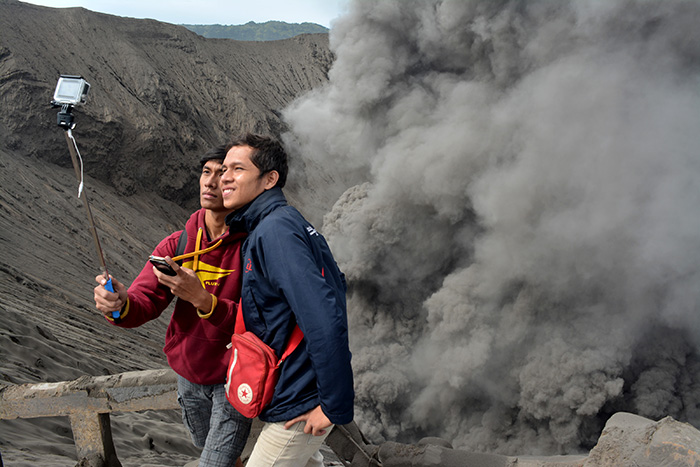 ブロモ山、火山活動続く　マランの空港再開