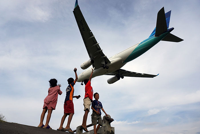 ジャワ島南部の空活用　政府　民間機の新ルートに　混雑解消、早く、安く