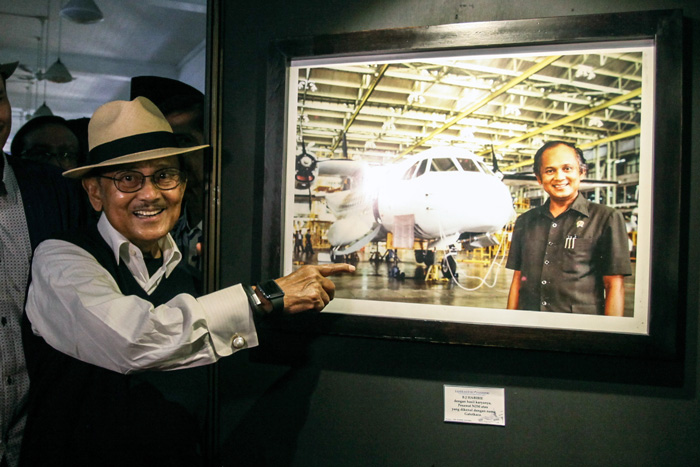 ハビビ元大統領を知る　銀行博物館で写真展