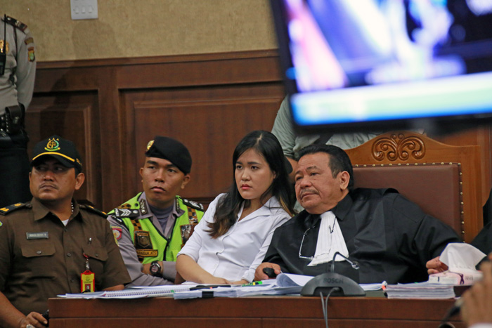 証人１３人を召喚　コーヒー毒殺事件を再現