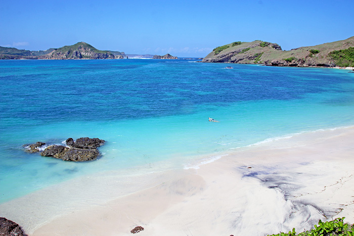 青の世界　絶景のビーチ　タンジュンアン　西ヌサトゥンガラ州ロンボク島