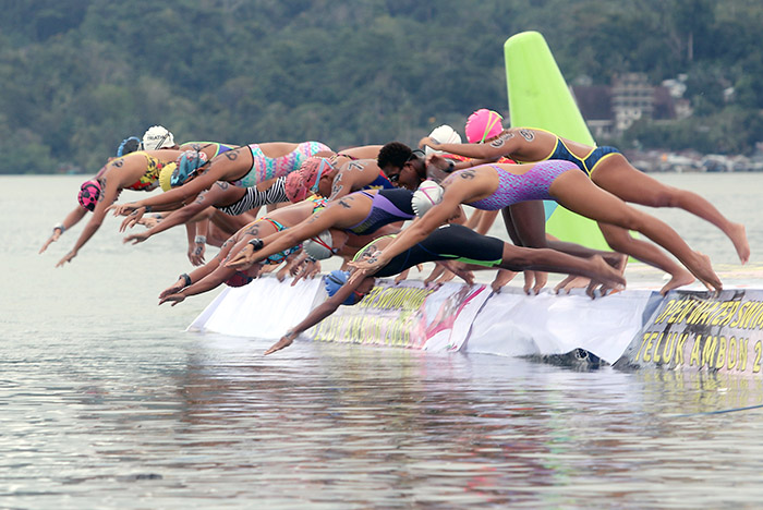 ☆アンボン湾で水泳大会