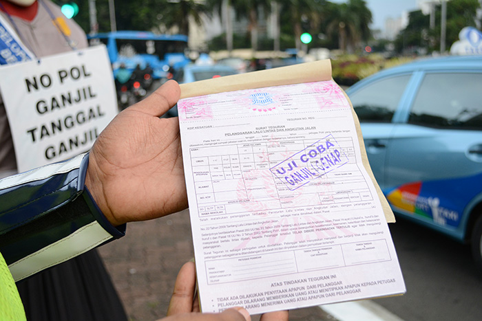 違反車に反則切符　勤務先に送付も　奇数・偶数制度　
