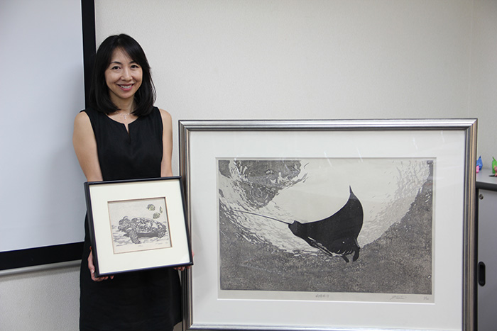 木版画で描く海洋生物　芹生さんが個展　南ジャカルタ