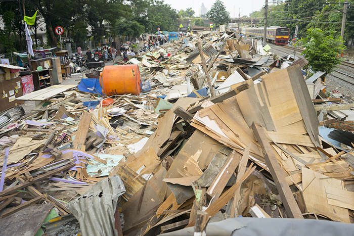 線路沿い住居６０軒撤去　南ジャカルタ・カリバタ　緑化政策で公園に