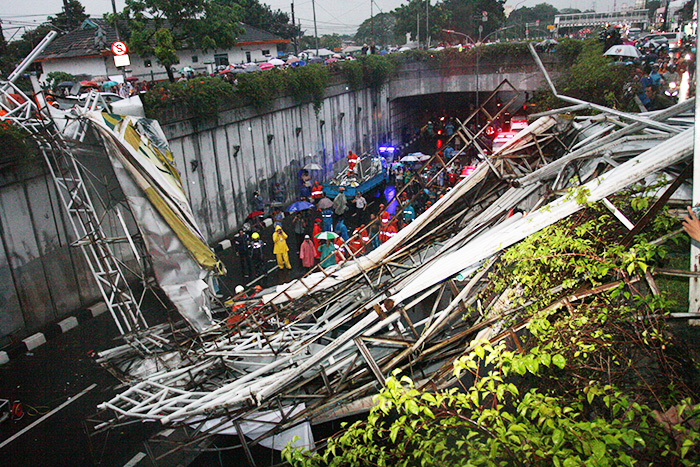 歩道橋崩落、４人死亡　パサールミング　強風と豪雨で