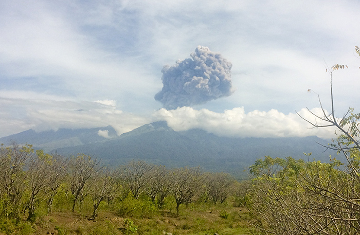 バルジャリ山噴火　日本人登山客「雷のような音」　ロンボク島