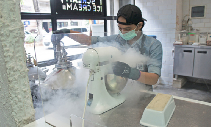 【スナンスナン】液体窒素で手作りアイス　リン・アルティサン・アイスクリーム　国内初、注文後その場で