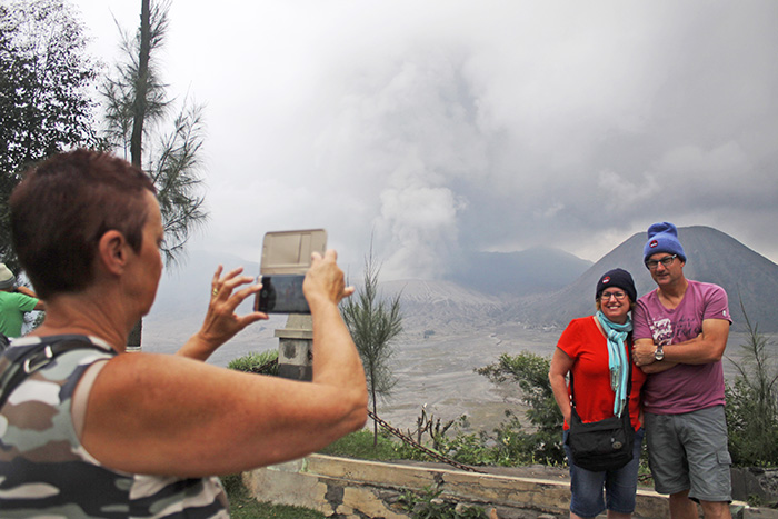 火山監視設備盗まれる　ブロモ山