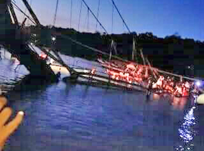 橋崩落で８人死亡　バリ・クルンクン