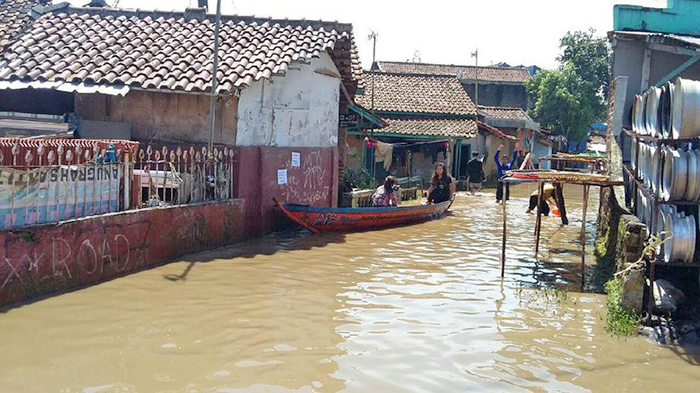 バンドンで洪水被害拡大　水位２メートル、２０００人避難