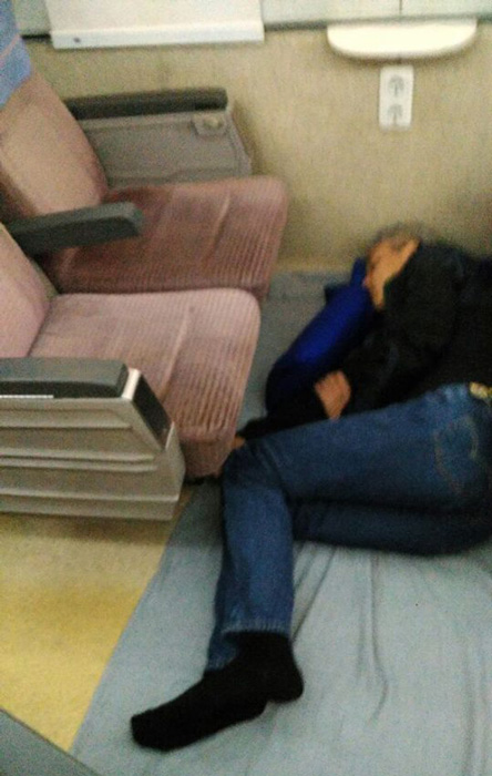 ☆知事は車内の床で熟睡