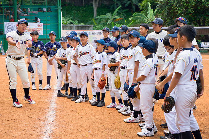 球児を集めて走塁の説明をする小林選手(左端)