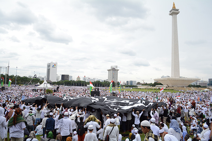 モナスで２０万人集会　大統領、参加者たたえる　豪雨の中、ムスリム祈りささげ　「アホックを逮捕しろ」連呼も