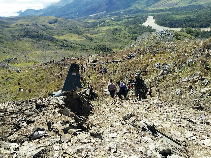 国軍機墜落、１２人死亡　パプア　飛行訓練中、山中に