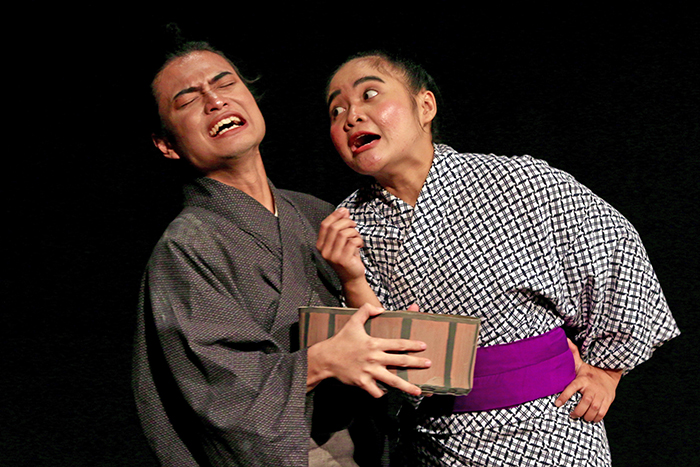 主人公の錦之助(左)と芝居小屋の掃除係の金吾