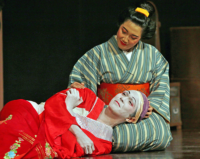 歌舞伎の女形を演じる雪之丞と妻のナツ