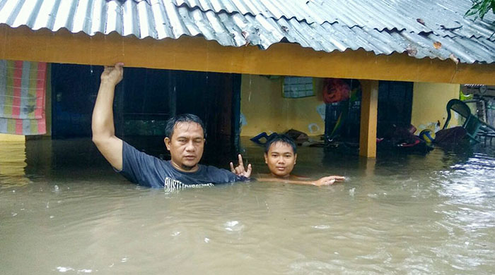西ヌサトゥンガラ州　鉄砲水で洪水拡大　１２０世帯が避難　　