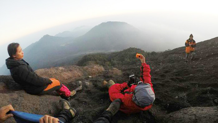 年越し登山の男性３人　一時遭難も無事下山　ジャワ島最高峰のスメル山