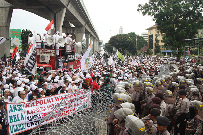 国家警察前デモ　幹部解任を要求　ＦＰＩ