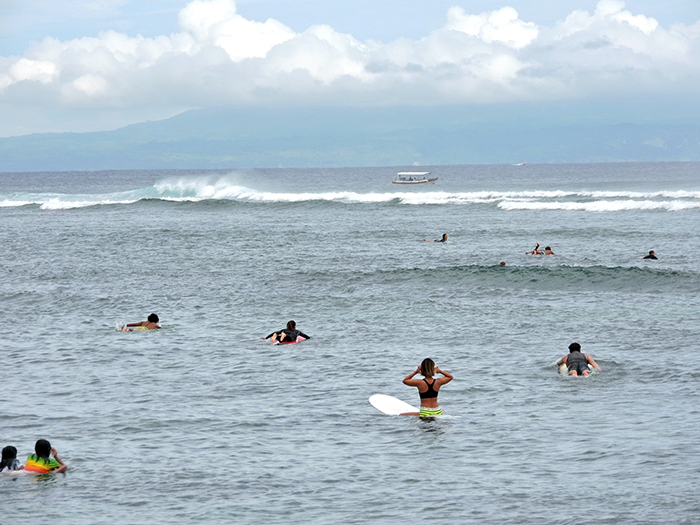 【スナンスナン】サーファーも観光客も　バリ・スランガン島　美しい白砂のビーチ