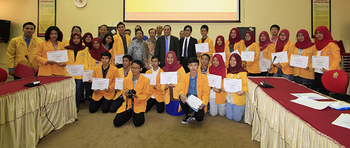 授与式に学生２５人出席　丸紅インドネシア奨学金