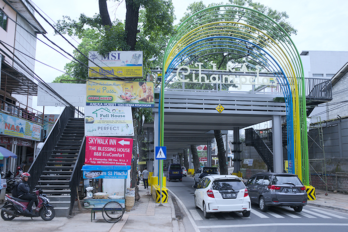 高架式遊歩道が完成間近　西ジャワ州バンドン市　露天商、移転に期待と不安