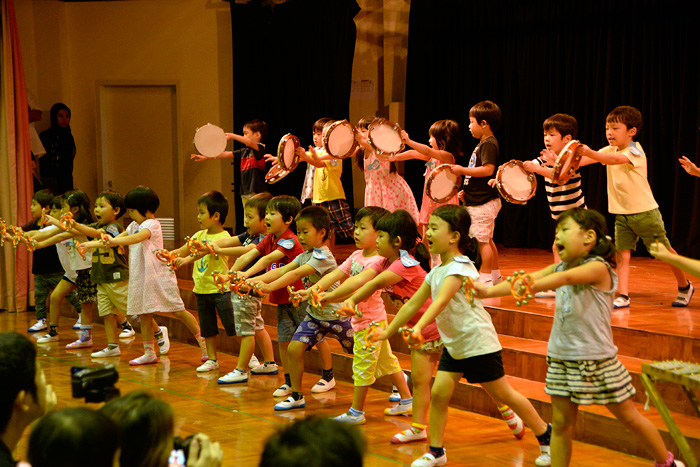「ドレミのまほう」を演奏するうさぎ組
