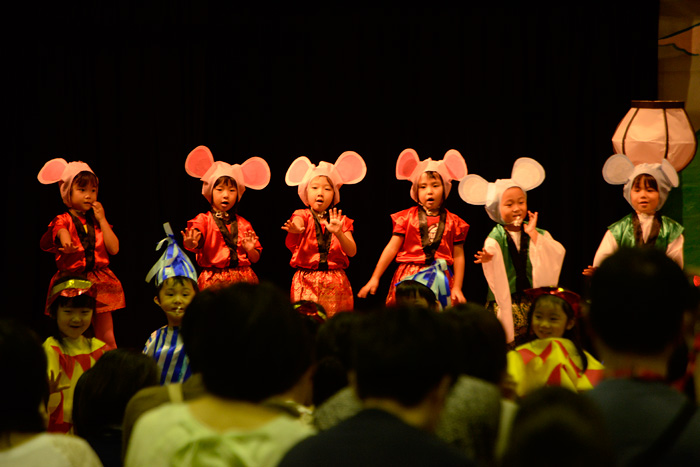 劇「ねずみの嫁入り」を演じるくま組