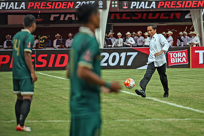 大統領がキックオフ　サッカー大会が開幕