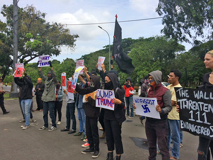 米大使館前で　トランプ政策に抗議　市民団体２５人