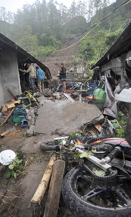 地滑りで１２人死亡　大雨で地盤緩む　バリ州バンリ県