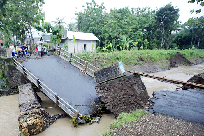 大雨で橋が崩落