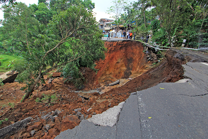 ☆地滑りで幹線道路寸断